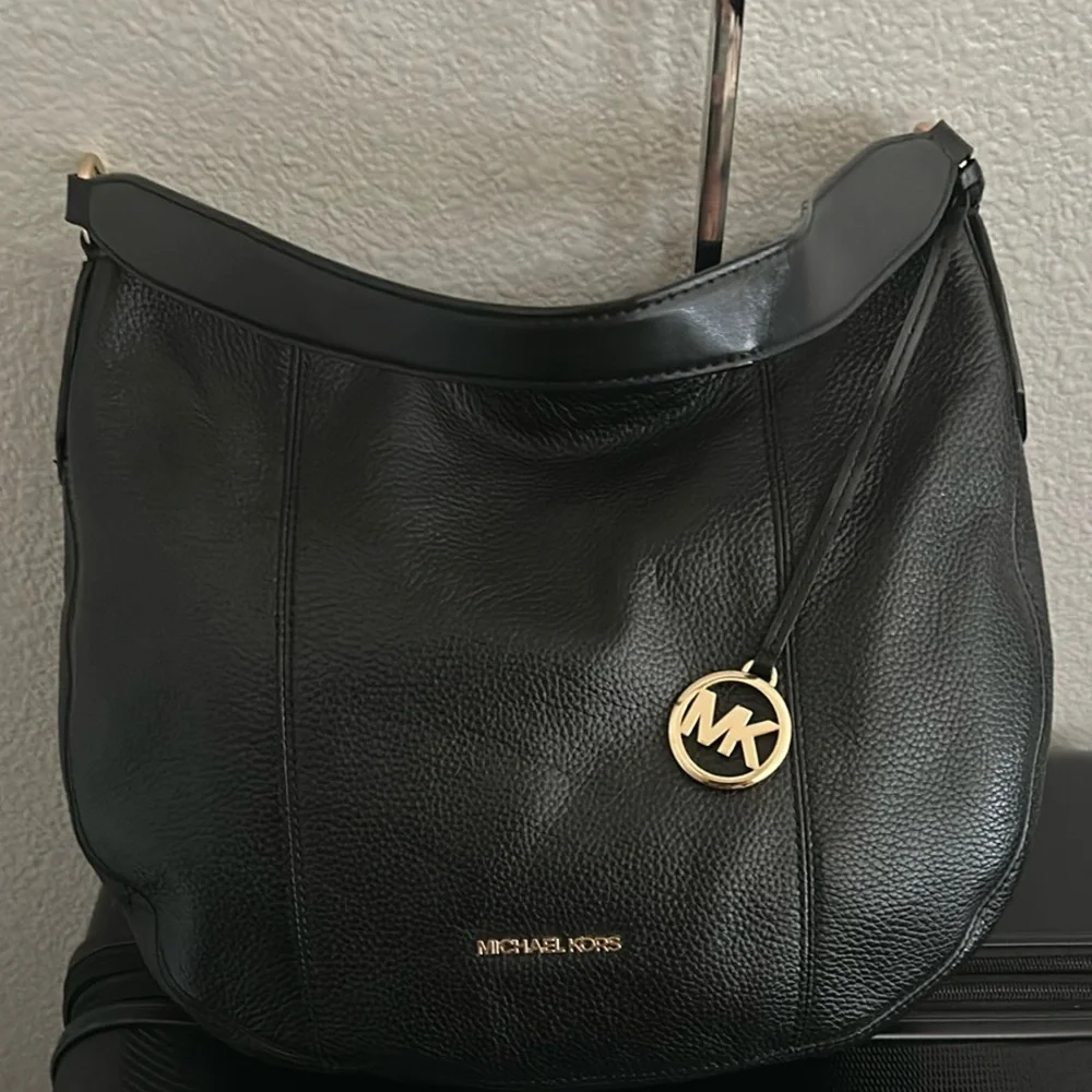 MICHAEL KORS BROOKE LARGE HOBO SHLDR LEATHER BLACK COLOR AND